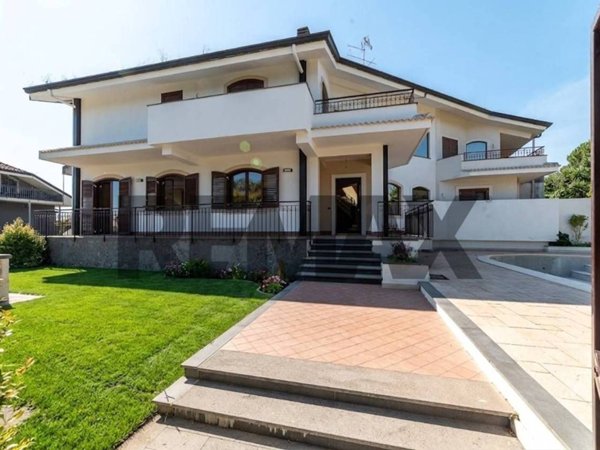 casa indipendente in vendita ad Aci Sant'Antonio in zona Lavina