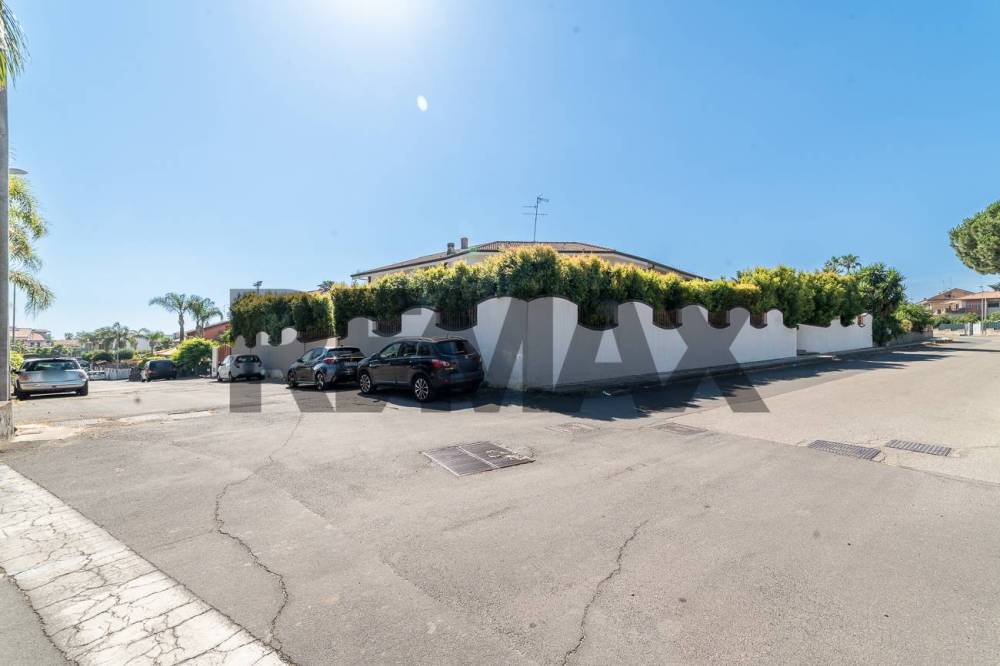 casa indipendente in vendita ad Aci Sant'Antonio in zona Lavina