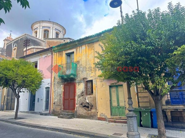casa indipendente in vendita ad Aci Sant'Antonio in zona Lavina