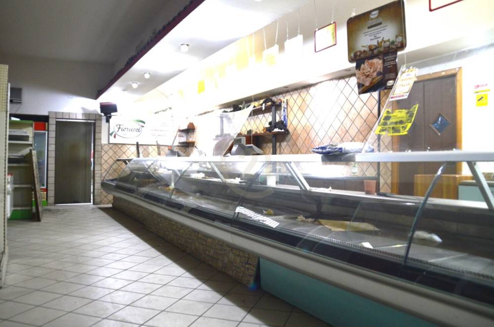 locale commerciale in vendita ad Aci Sant'Antonio
