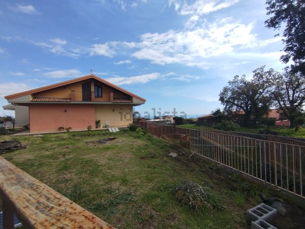 casa indipendente in vendita ad Aci Sant'Antonio in zona Lavinaio