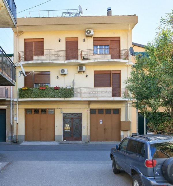 appartamento in vendita ad Aci Sant'Antonio in zona Lavina
