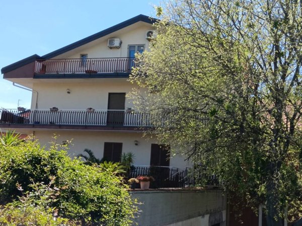 appartamento in vendita ad Aci Sant'Antonio in zona Lavina