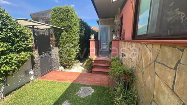 appartamento in vendita ad Aci Sant'Antonio in zona Lavina