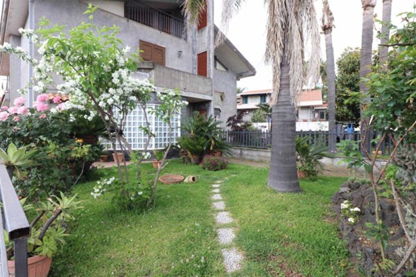 casa indipendente in vendita ad Aci Sant'Antonio in zona Lavina