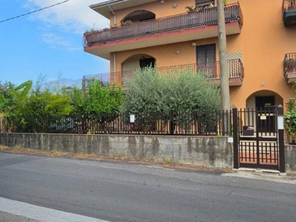 intera palazzina in vendita ad Aci Sant'Antonio in zona Lavinaio