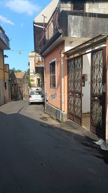 casa indipendente in vendita ad Aci Sant'Antonio in zona Lavina