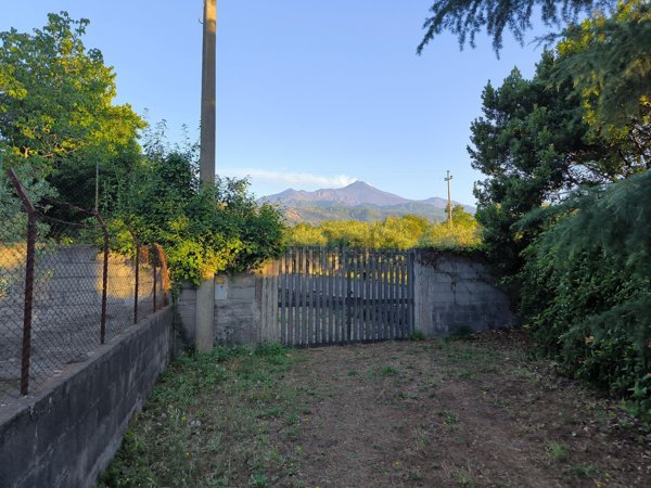 casa indipendente in vendita ad Aci Sant'Antonio in zona Lavinaio