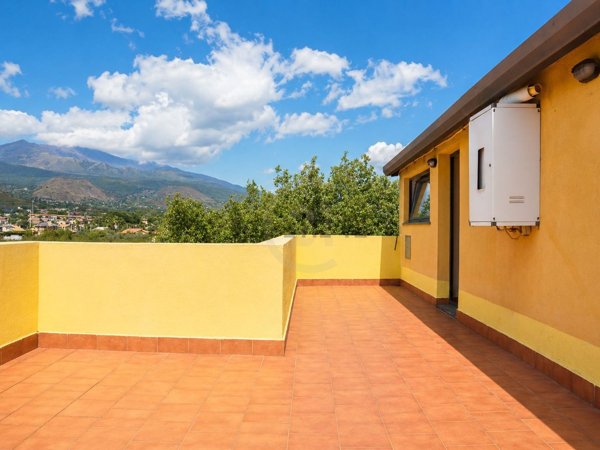 appartamento in vendita ad Aci Sant'Antonio in zona Lavina