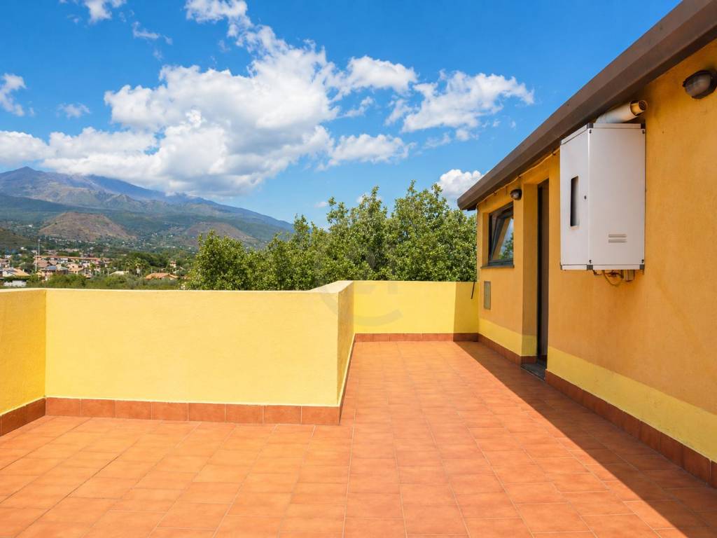 appartamento in vendita ad Aci Sant'Antonio in zona Lavina