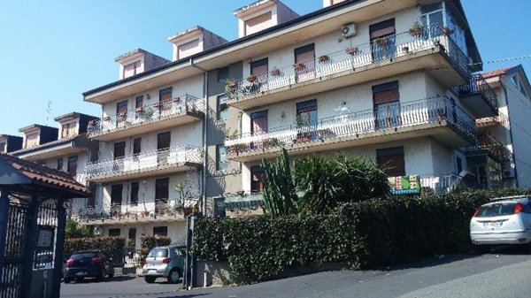 appartamento in vendita ad Aci Sant'Antonio in zona Lavina
