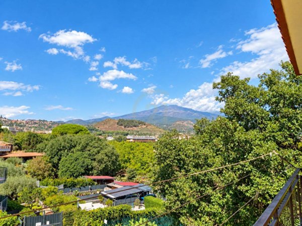 appartamento in vendita ad Aci Sant'Antonio in zona Lavina