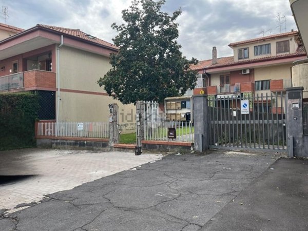 appartamento in vendita ad Aci Sant'Antonio in zona Lavina