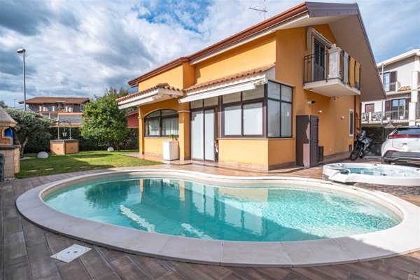 casa indipendente in vendita ad Aci Sant'Antonio in zona Lavina