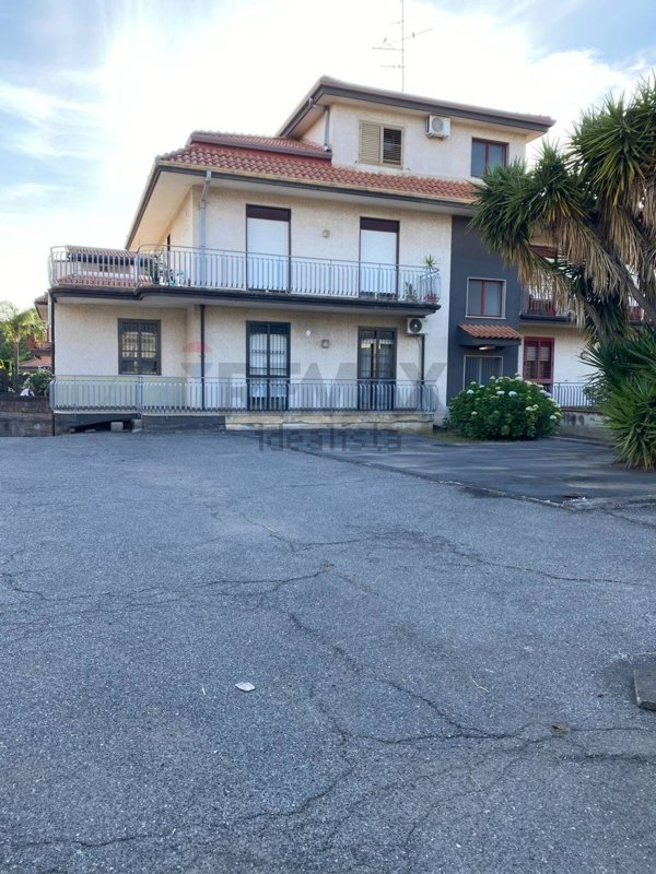 appartamento in vendita ad Aci Sant'Antonio in zona Lavina