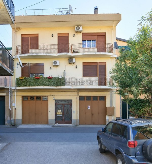appartamento in vendita ad Aci Sant'Antonio in zona Lavina