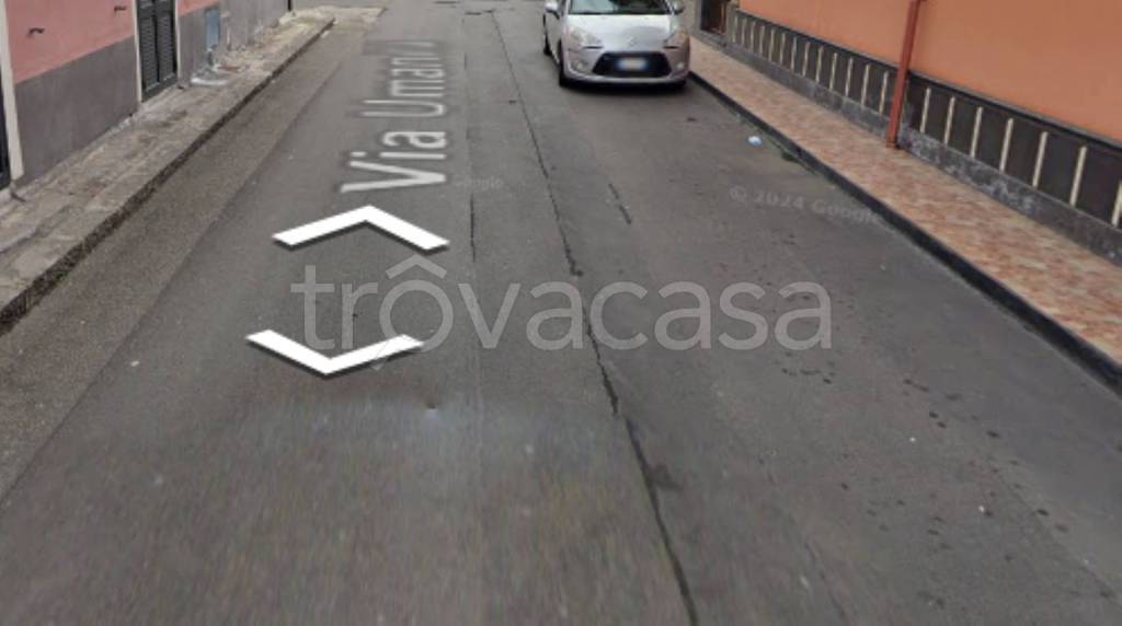 locale commerciale in vendita ad Adrano