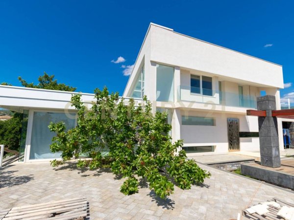 casa indipendente in vendita ad Adrano