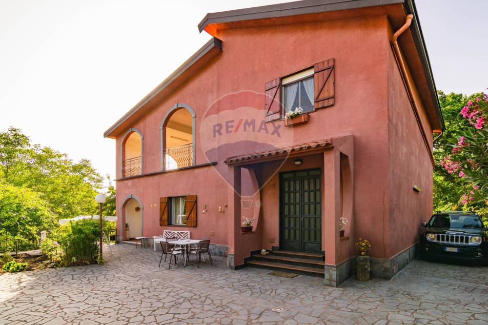casa indipendente in vendita ad Adrano