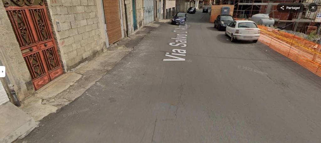 locale commerciale in vendita ad Adrano