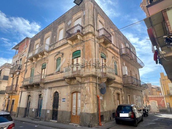 casa indipendente in vendita ad Adrano