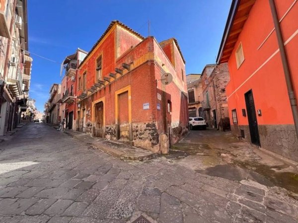 casa indipendente in vendita ad Adrano