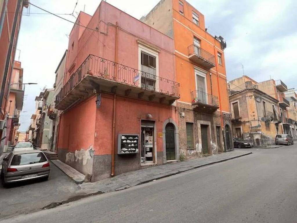 casa indipendente in vendita ad Adrano