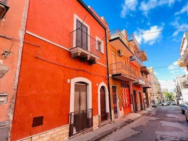 casa indipendente in vendita ad Adrano