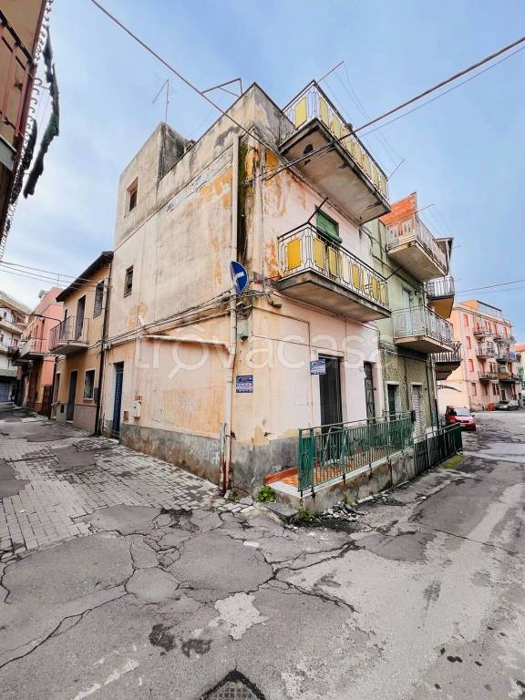 casa indipendente in vendita ad Adrano