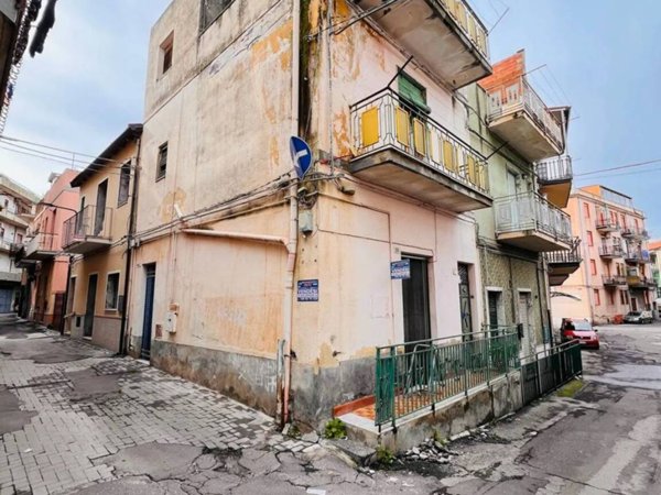 casa indipendente in vendita ad Adrano