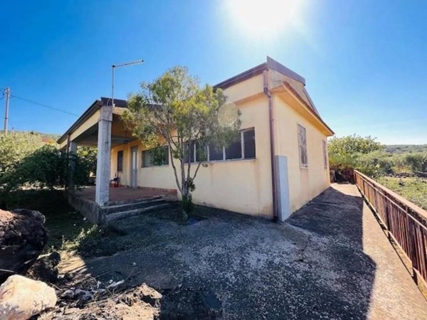 casa indipendente in vendita ad Adrano