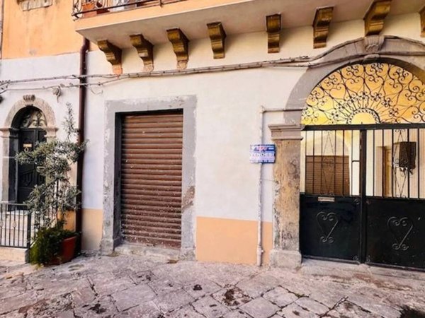 negozio in vendita ad Adrano