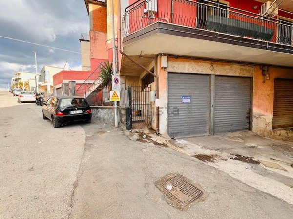 locale commerciale in vendita ad Adrano
