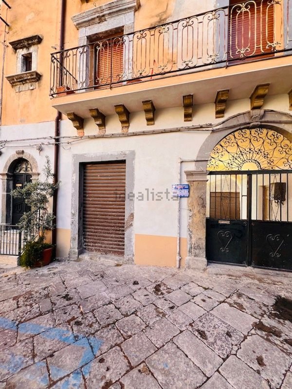 locale commerciale in vendita ad Adrano