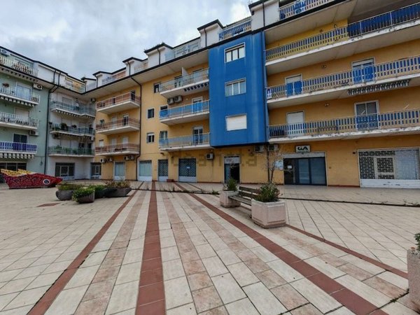 locale commerciale in vendita ad Adrano