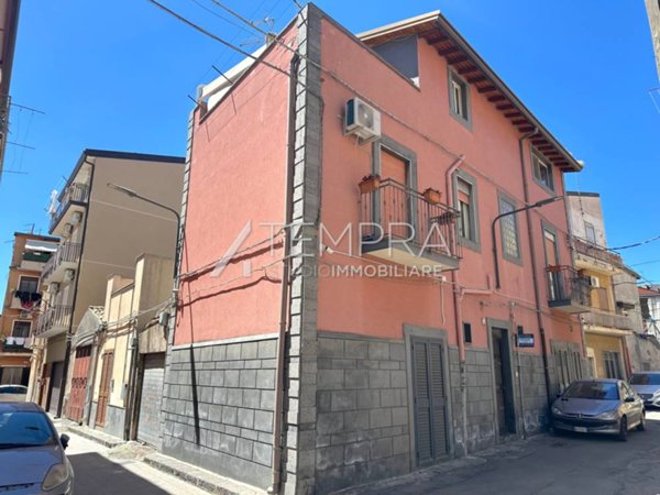 casa indipendente in vendita ad Adrano