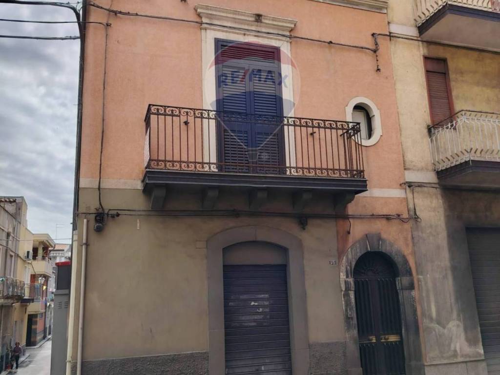 casa indipendente in vendita ad Adrano