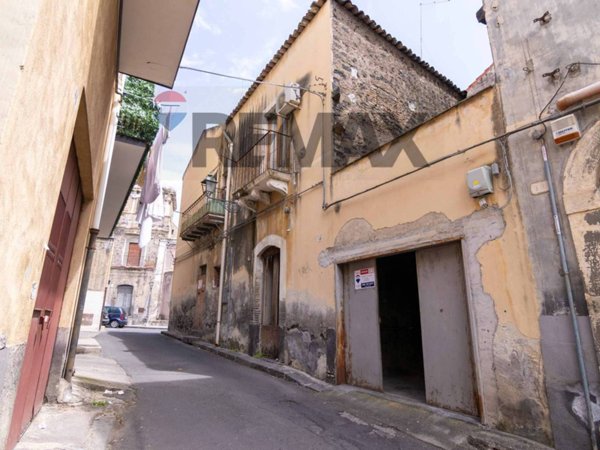 casa indipendente in vendita ad Adrano