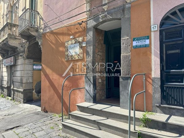 locale commerciale in vendita ad Adrano