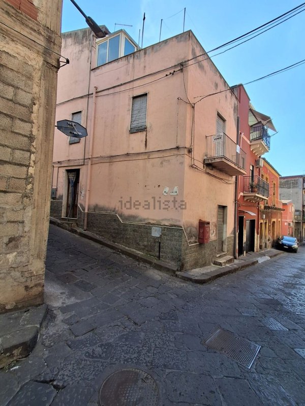 casa indipendente in vendita ad Adrano