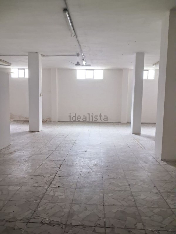 locale commerciale in vendita ad Adrano