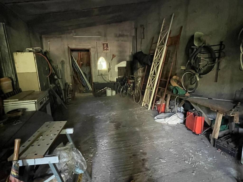 locale commerciale in vendita ad Adrano