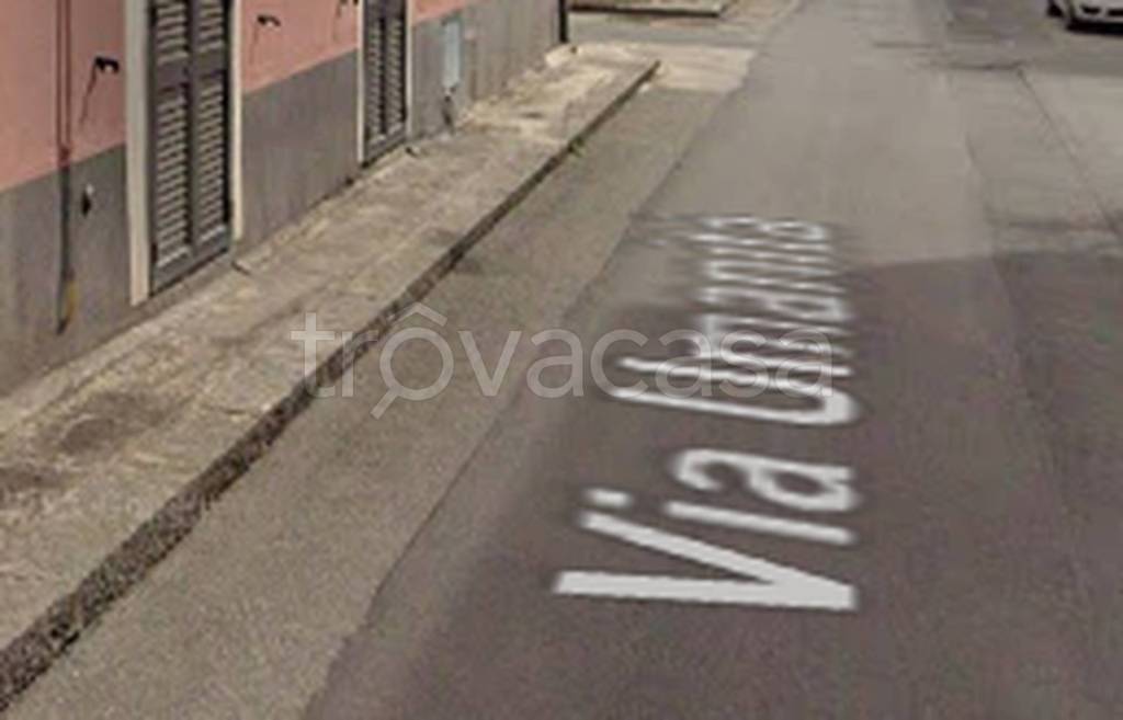 locale commerciale in vendita ad Adrano