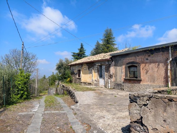 casa indipendente in vendita ad Adrano