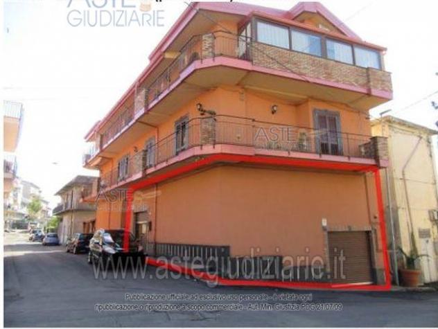 locale commerciale in vendita ad Adrano