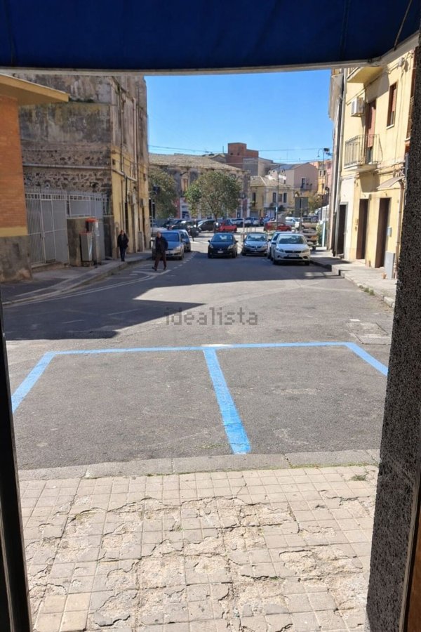 locale commerciale in vendita ad Adrano