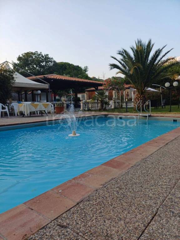 negozio in vendita ad Adrano