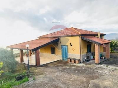 casa indipendente in vendita ad Adrano