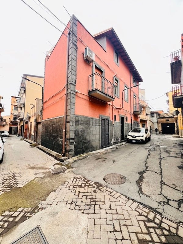 casa indipendente in vendita ad Adrano