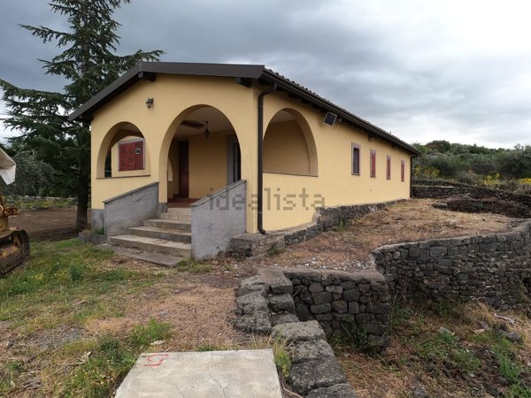 casa indipendente in vendita ad Adrano